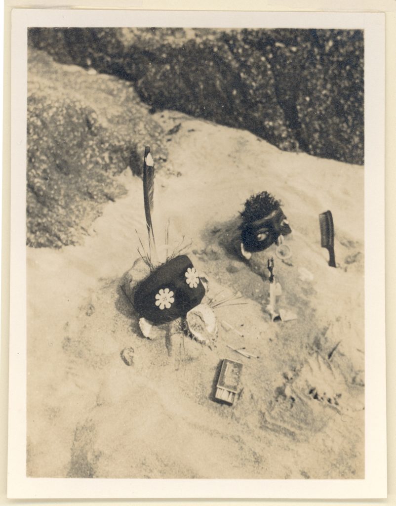 Claude Cahun et Marcel Moore, Entre nous, tirage monochrome, 11 cm x 9 cm, 1926 © Jersey Heritage Trust